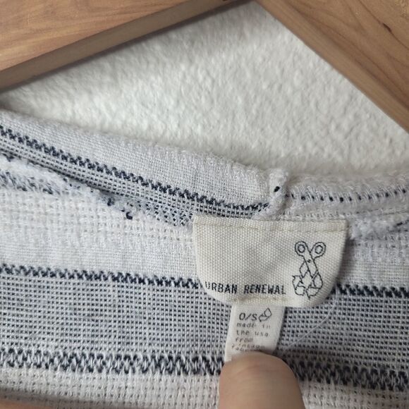Women's Urban Renewal shirt size small Striped crop top - Picture 4 of 4